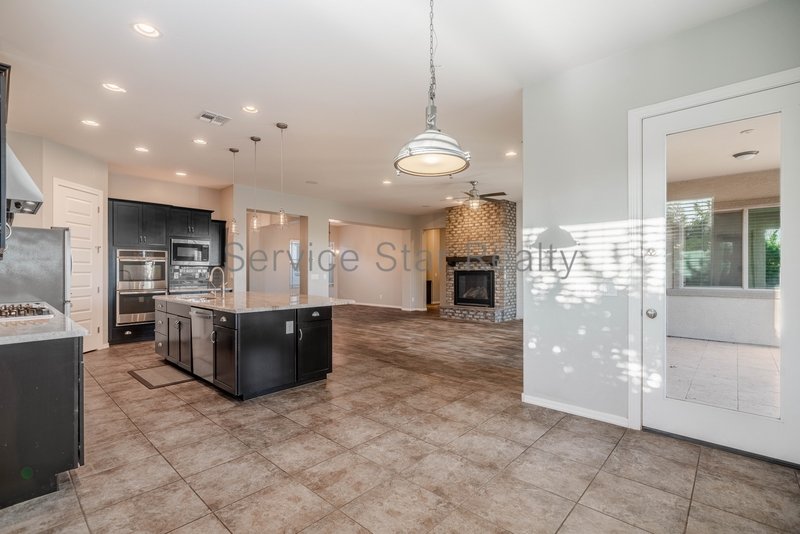 BEAUTIFUL 4 Bed + Den + Bonus Room property image