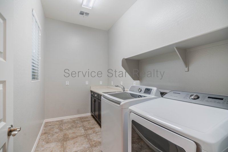 BEAUTIFUL 4 Bed + Den + Bonus Room property image