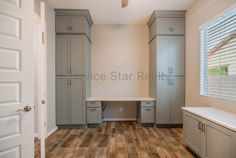 BEAUTIFUL 4 Bed + Den + Bonus Room property image