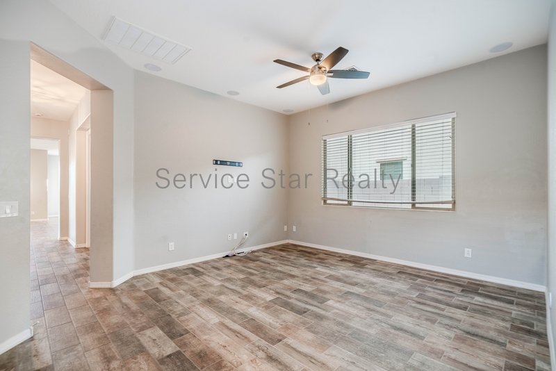 BEAUTIFUL 4 Bed + Den + Bonus Room property image