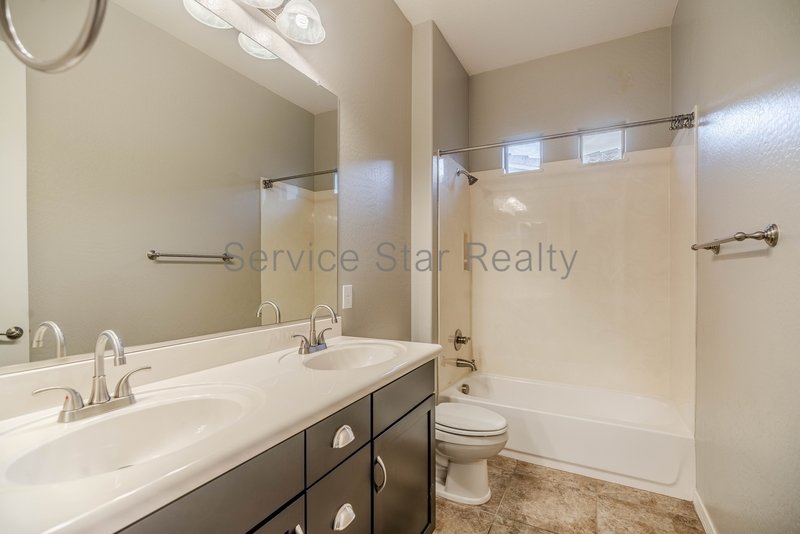 BEAUTIFUL 4 Bed + Den + Bonus Room property image