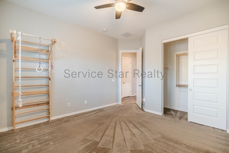 BEAUTIFUL 4 Bed + Den + Bonus Room property image