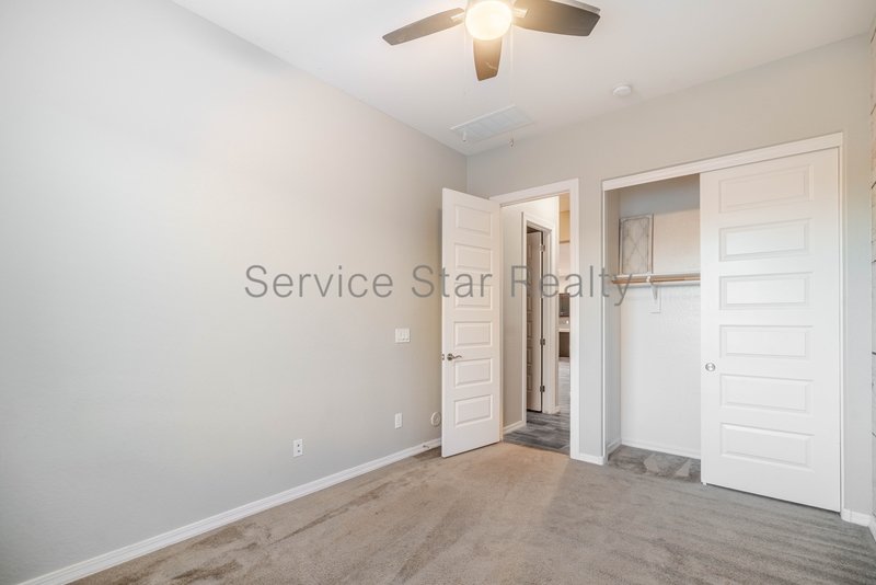 BEAUTIFUL 4 Bed + Den + Bonus Room property image