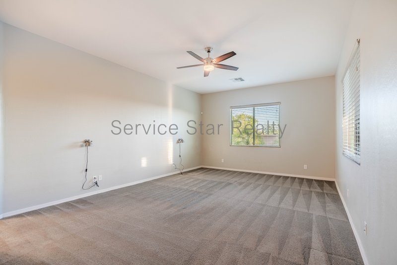 BEAUTIFUL 4 Bed + Den + Bonus Room property image