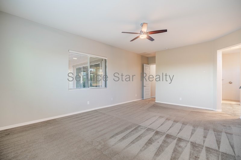 BEAUTIFUL 4 Bed + Den + Bonus Room property image