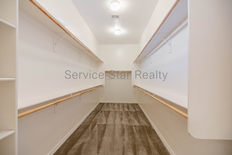 BEAUTIFUL 4 Bed + Den + Bonus Room property image