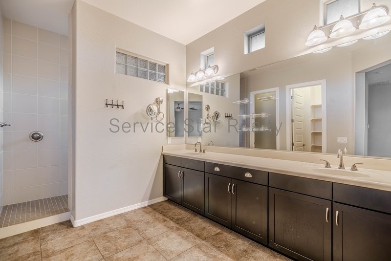 BEAUTIFUL 4 Bed + Den + Bonus Room property image