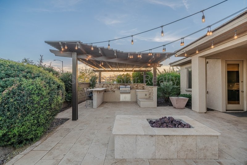 BEAUTIFUL 4 Bed + Den + Bonus Room property image