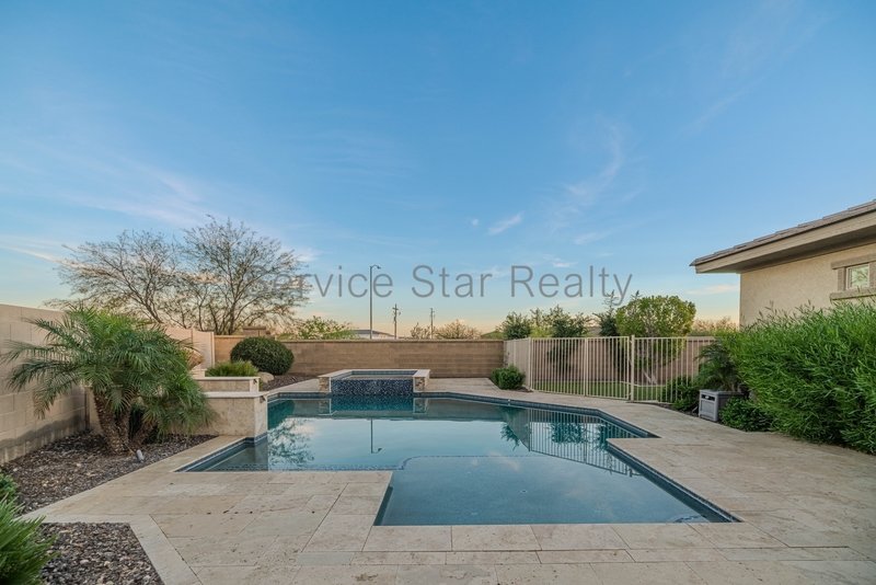 BEAUTIFUL 4 Bed + Den + Bonus Room property image