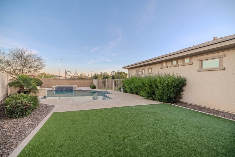 BEAUTIFUL 4 Bed + Den + Bonus Room property image