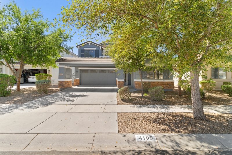 GORGEOUS POWER RANCH 4 BEDROOM WITH GRASS NEXT TO COMMUNITY PARK property image