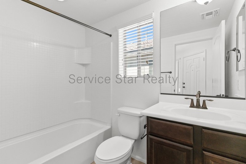 GORGEOUS POWER RANCH 4 BEDROOM WITH GRASS NEXT TO COMMUNITY PARK property image