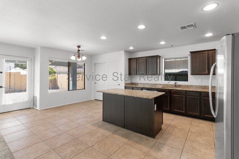 GORGEOUS POWER RANCH 4 BEDROOM WITH GRASS NEXT TO COMMUNITY PARK property image