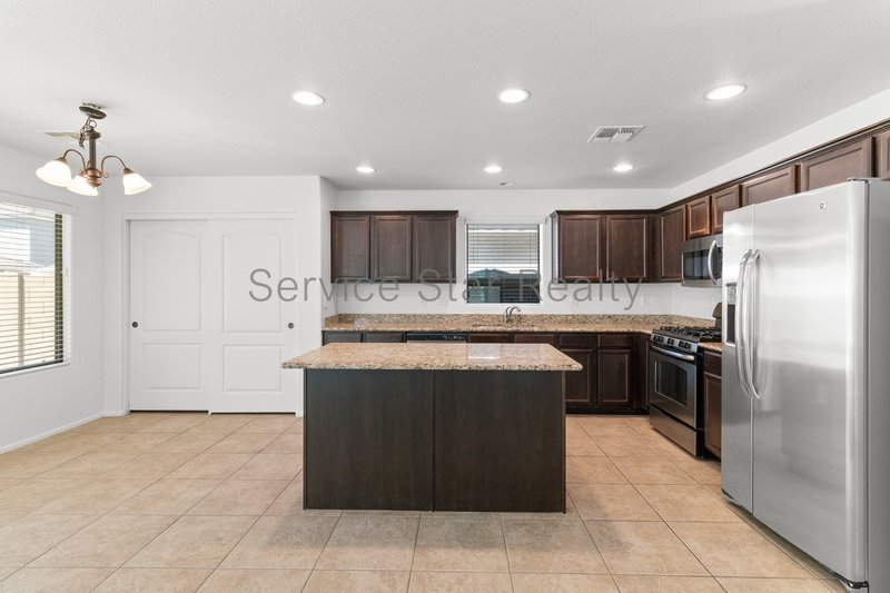 GORGEOUS POWER RANCH 4 BEDROOM WITH GRASS NEXT TO COMMUNITY PARK property image