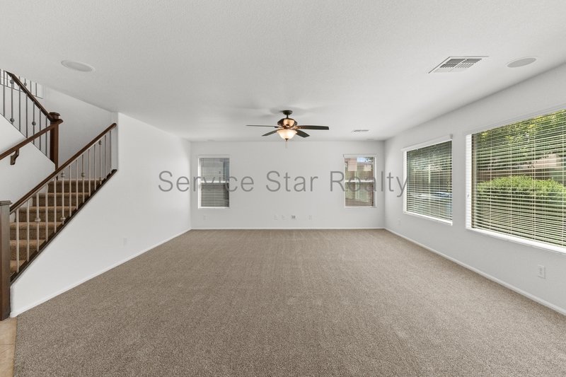 GORGEOUS POWER RANCH 4 BEDROOM WITH GRASS NEXT TO COMMUNITY PARK property image