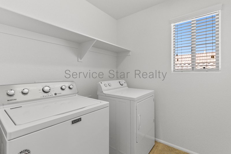 GORGEOUS POWER RANCH 4 BEDROOM WITH GRASS NEXT TO COMMUNITY PARK property image