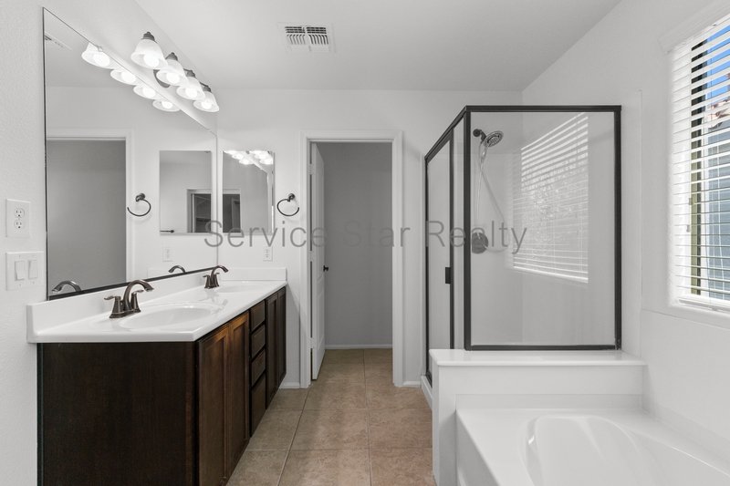 GORGEOUS POWER RANCH 4 BEDROOM WITH GRASS NEXT TO COMMUNITY PARK property image