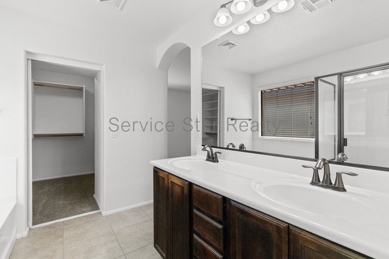 GORGEOUS POWER RANCH 4 BEDROOM WITH GRASS NEXT TO COMMUNITY PARK property image