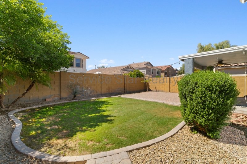 GORGEOUS POWER RANCH 4 BEDROOM WITH GRASS NEXT TO COMMUNITY PARK property image