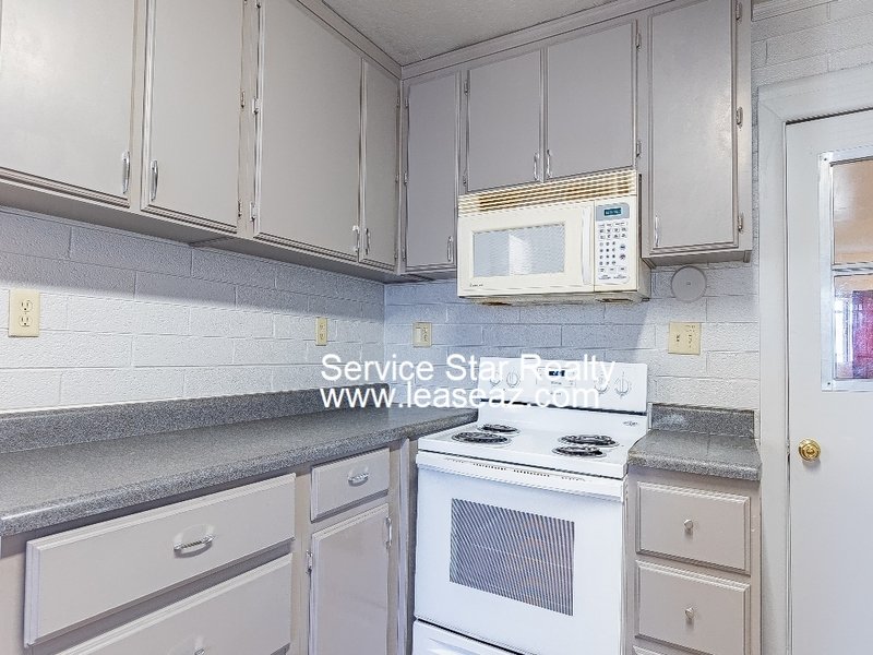 2 Bed 1 Bath on Oversized fenced in lot! property image