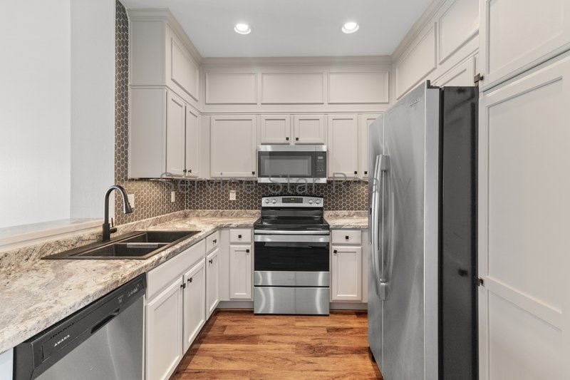 **MOVE IN SPECIAL - 1 WEEK FREE RENT!!** property image