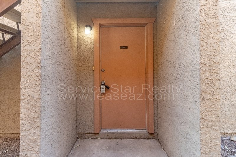 Large 3 bedroom 3 bath near 51 and 101 freeway! property image