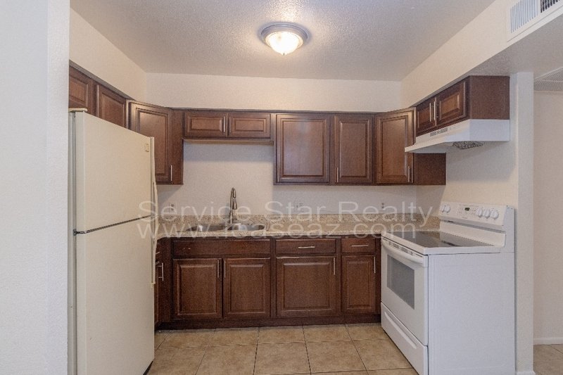 Large 3 bedroom 3 bath near 51 and 101 freeway! property image