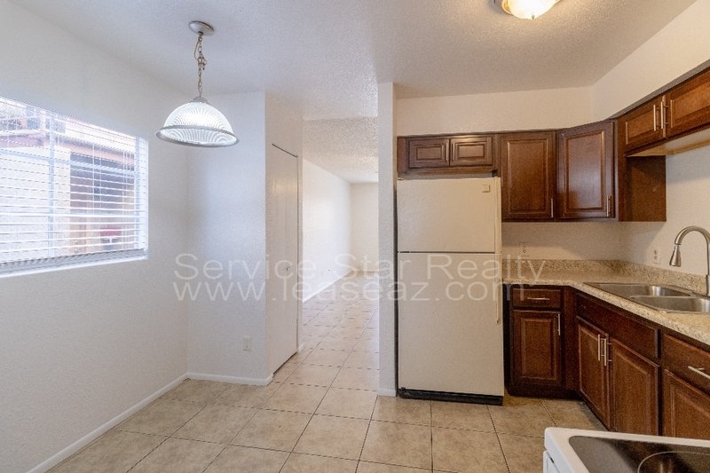 Large 3 bedroom 3 bath near 51 and 101 freeway! property image