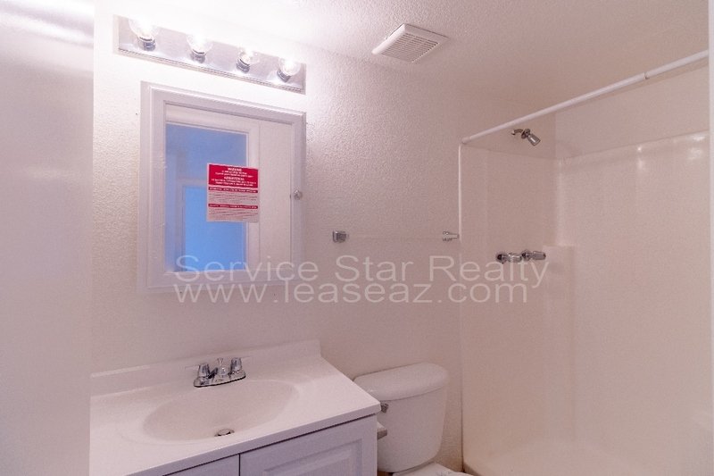 Large 3 bedroom 3 bath near 51 and 101 freeway! property image