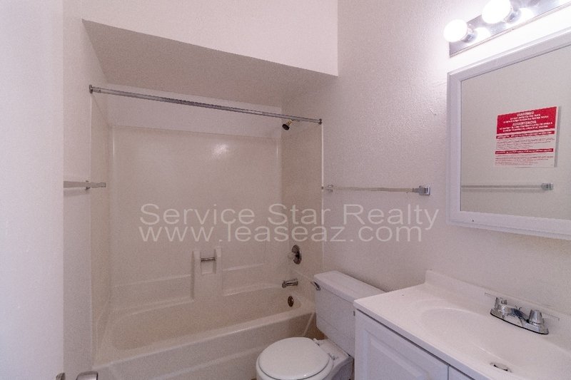 Large 3 bedroom 3 bath near 51 and 101 freeway! property image