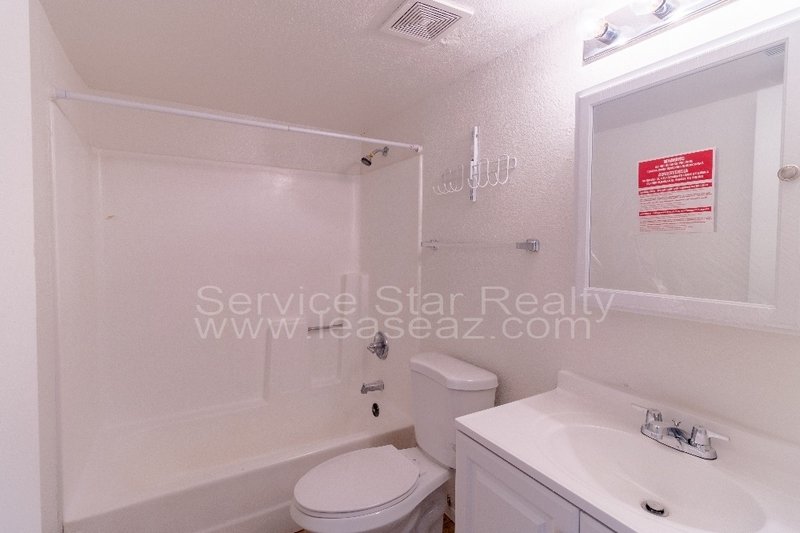 Large 3 bedroom 3 bath near 51 and 101 freeway! property image