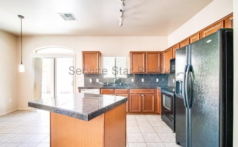 3 bedroom, 2.5 Bath + Den in North Phoenix property image