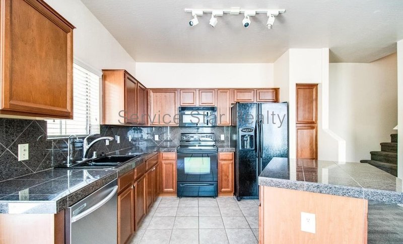 3 bedroom, 2.5 Bath + Den in North Phoenix property image