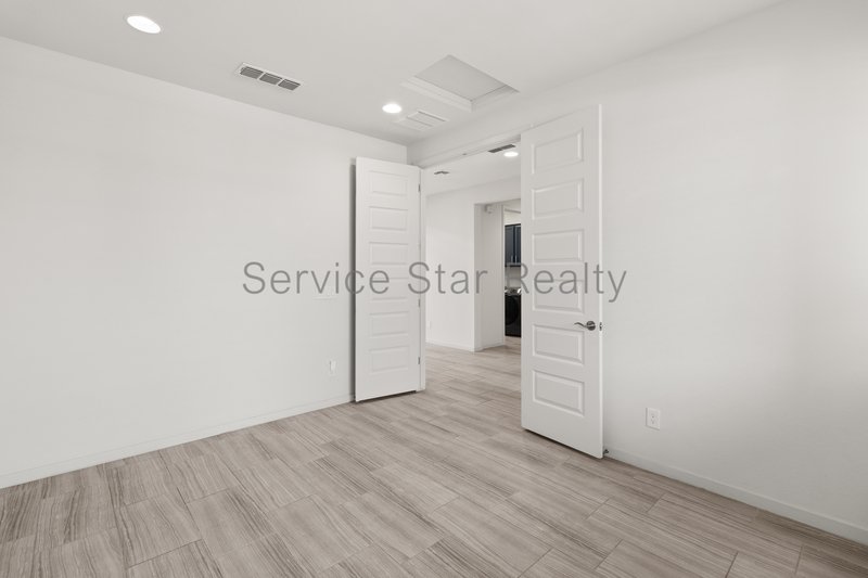 Stunning 5-Bed, 4.5 bath Beauty located in Sky Crossing North Phoenix! property image