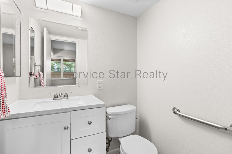 Charming 2 Bedroom, 2 Bath Condo in Prime Phoenix Location ? Steps f property image