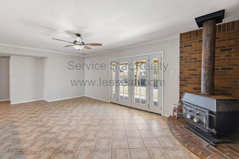 Fantastic 5 Bedroom + Swimming Pool + NO HOA!! property image