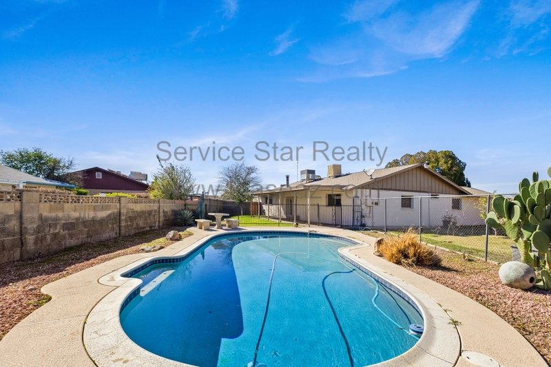 Fantastic 5 Bedroom + Swimming Pool + NO HOA!! property image