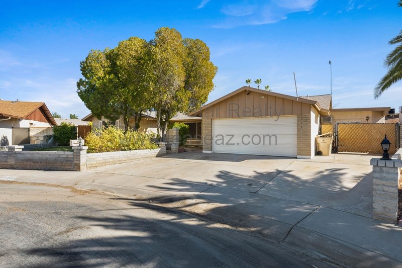 Fantastic 5 Bedroom + Swimming Pool + NO HOA!! property image