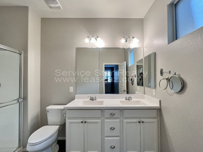 Gorgeous 3 bed/2ba in Goodyear! property image
