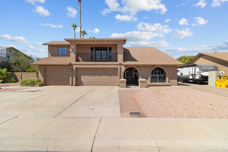 Glendale Large 4 Bed / 3 Bath-3 Car Garage - POOL! property image