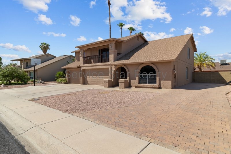 Glendale Large 4 Bed / 3 Bath-3 Car Garage - POOL! property image
