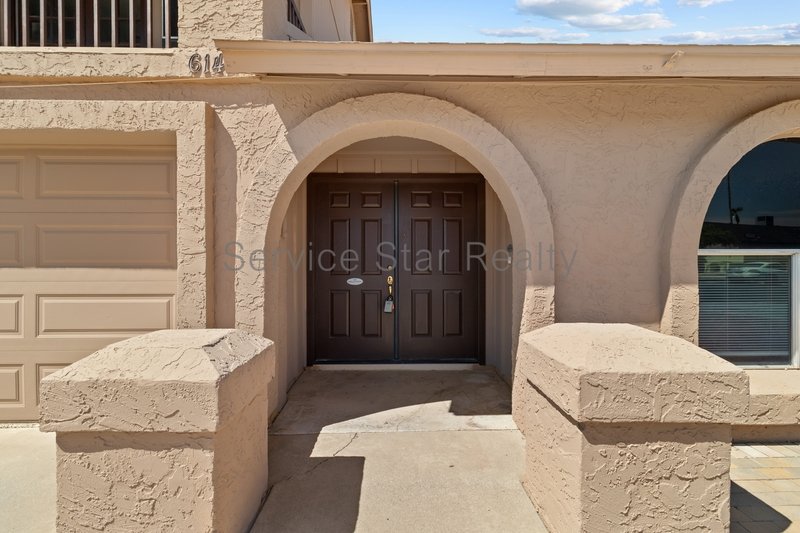 Glendale Large 4 Bed / 3 Bath-3 Car Garage - POOL! property image