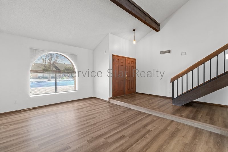 Glendale Large 4 Bed / 3 Bath-3 Car Garage - POOL! property image