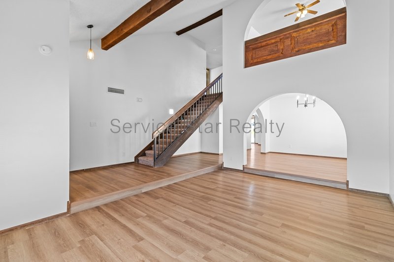 Glendale Large 4 Bed / 3 Bath-3 Car Garage - POOL! property image