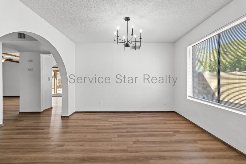 Glendale Large 4 Bed / 3 Bath-3 Car Garage - POOL! property image