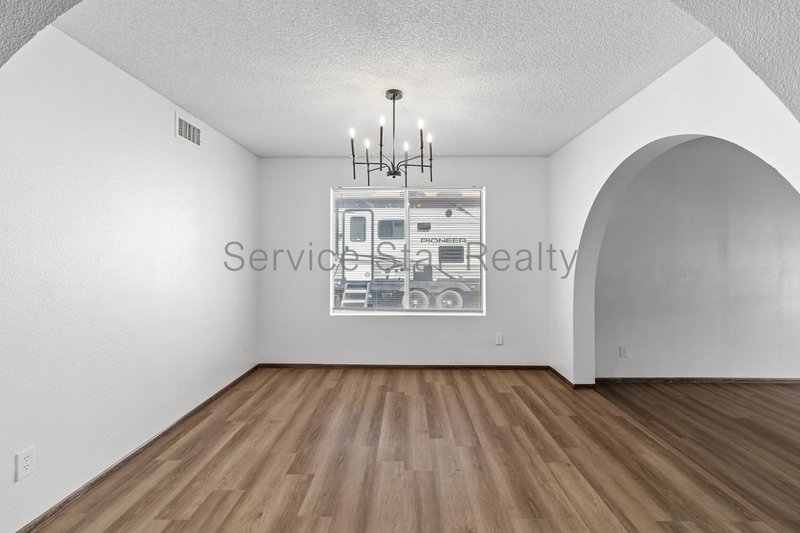 Glendale Large 4 Bed / 3 Bath-3 Car Garage - POOL! property image
