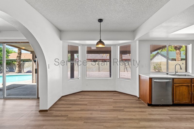 Glendale Large 4 Bed / 3 Bath-3 Car Garage - POOL! property image