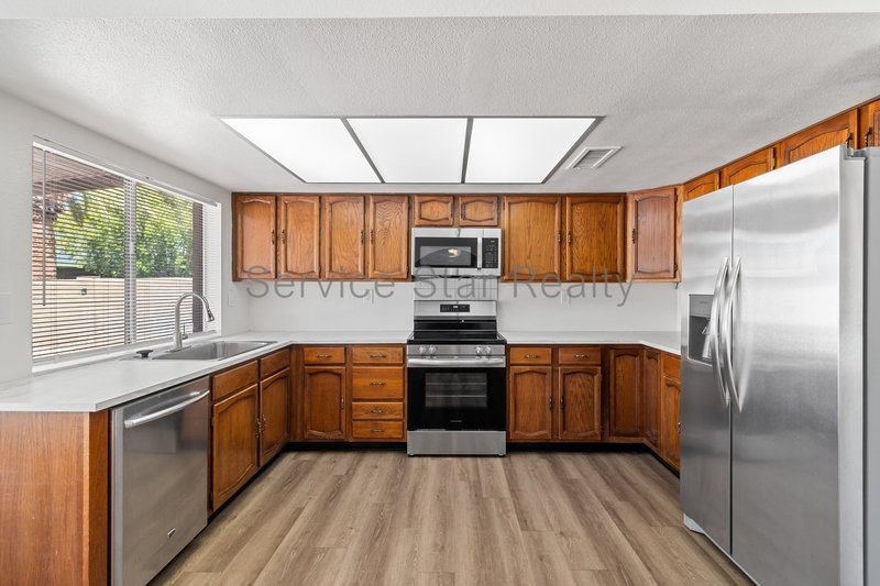 Glendale Large 4 Bed / 3 Bath-3 Car Garage - POOL! property image
