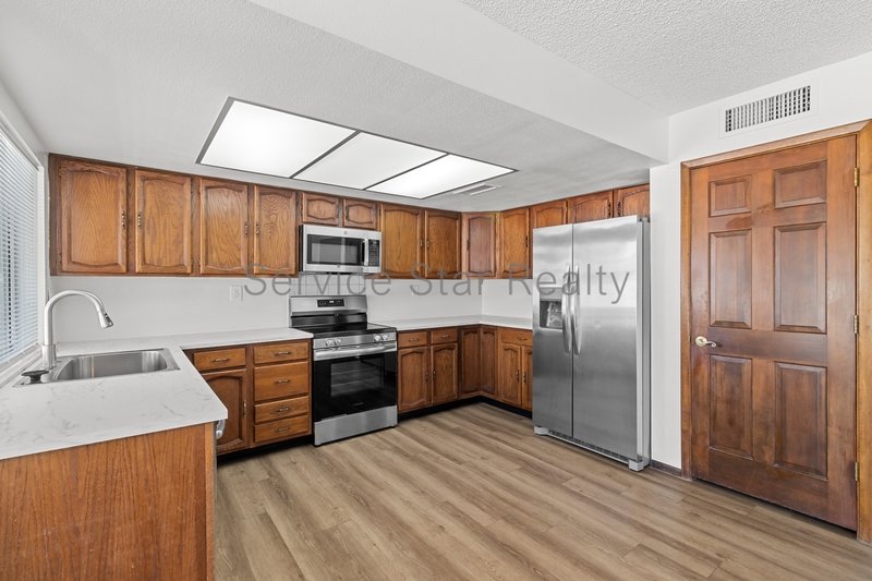 Glendale Large 4 Bed / 3 Bath-3 Car Garage - POOL! property image
