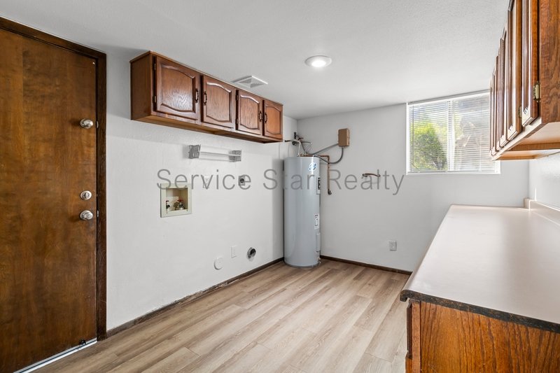 Glendale Large 4 Bed / 3 Bath-3 Car Garage - POOL! property image